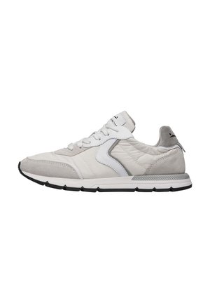 Hvid og lysegrå lavtop-sneakers med snørelukning, polstret sål og diskret logo på tungens og hælens.