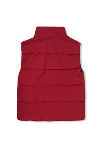Gilet rembourré rouge avec un col haut, design matelassé et coutures horizontales, ainsi qu'une poche zippée sur le côté. Tissu lisse avec une finition mate.