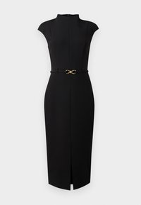 Rochie neagră cu guler înalt, mâneci tip cap, o siluetă ajustată și o deschidere frontală. Prezintă un accent într-o formă de infinity din aur.
