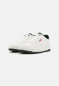 Levi's® DRIVE - Matalavartiset tennarit - regular white