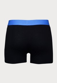 Șorturi boxer negre cu un brâu elastic albastru, având o textură netedă și un design ajustat, văzute din spate.