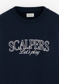 Navyblauwe sweatshirt met ribbelboord, met witte geborduurde tekst "SCALPERS Let's play" op de voorkant. Zachte stofstructuur.