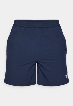 Shorts sportivi de culoare albastru închis, cu un bandă elastică la talie, fabricate din material ușor. Prezintă un mic etichetă pe lateral și o textură netedă.