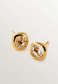 Pendientes de botón en tono dorado con gemas de ámbar claro, corte cojín, en un ajuste de bisel redondeado, con superficies lisas y brillantes.