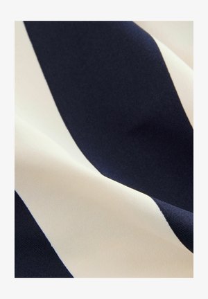 Tengerészkék és krémszínű csíkozott anyag, puha tapintású, átlós vonalakkal, sima felülettel, kiemelkedő mintával és egyenletesen elhelyezkedő csíkokkal.