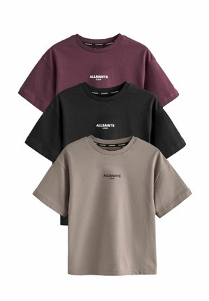 Drei AllSaints T-Shirts mit kurzen Ärmeln und Rundhalsausschnitt in Lila, Schwarz und Beige, jeweils mit einem kleinen, mittig platzierten Logo auf der Brust.