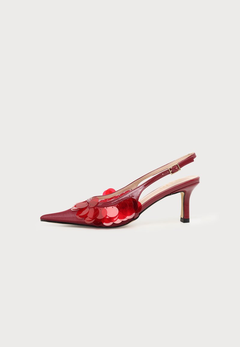 Κόκκινο γοβάκι slingback με ψηλό τακούνι και μυτερή μύτη, διακοσμημένο με μεγάλα λαμπερά κόκκινα παγιέτες στο μπροστινό και στο πλάι.