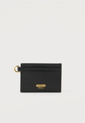Čierny kožený držiak na karty Moschino so zlatým logom a malým zlatým krúžkom na ľavej strane na pripevnenie.