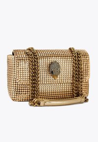 Goldfarbene metallische Handtasche mit gepolstertem Muster, verziert mit einem dekorativen Verschluss im Federmotiv und doppelten Kettenriemen.