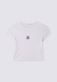 T-shirt bianco a maniche corte in cotone, con un ricamo di un orsetto blu sul petto. Collo rotondo classico, vestibilità casual.