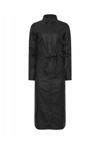Abito camicia nero realizzato in tessuto morbido, dotato di colletto, maniche lunghe, bottoni frontali e una cintura da annodare in vita per un look aderente.