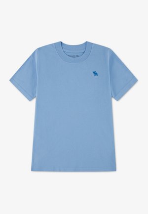 T-shirt bleu clair à manches courtes avec un col rond et un petit logo élan bleu foncé sur le côté gauche de la poitrine.