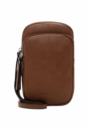 Sac bandoulière en cuir marron avec une texture lisse, un haut arrondi, une fermeture éclair et une bandoulière amovible. Logo de la marque discret à l'avant.