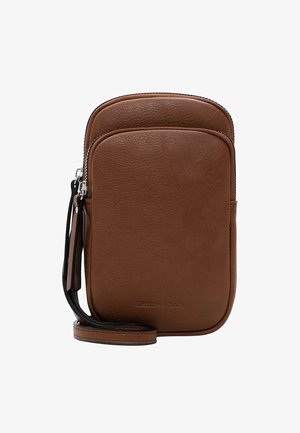 Hnědá kožená crossbody taška s hladkou texturou, kulatým vrškem, zipovým uzávěrem a odnímatelným popruhem. Diskrétní logo značky na přední straně.