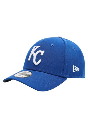 Casquette de baseball bleue avec un "KC" blanc brodé à l'avant. Elle dispose d'une visière incurvée, d'une sangle ajustable et de panneaux en tissu respirant.