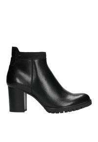 Stivaletto in pelle nera con finitura liscia, tacco grosso e suola in gomma. Presenta un elastico aderente nella parte superiore e dettagli di cucitura minimi.