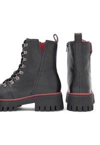 Černé kožené kotníkové boty s červeným podšívkováním, šněrováním v přední části, kovovými očky a silnou černou gumovou podrážkou se zigzagovým lemováním.