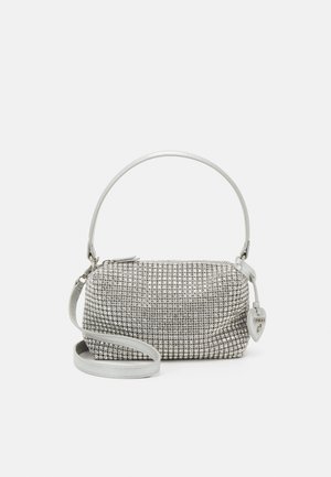 Petit sac à main argenté couvert de strass avec une poignée courte et une longue bandoulière amovible, avec une étiquette en forme de cœur.