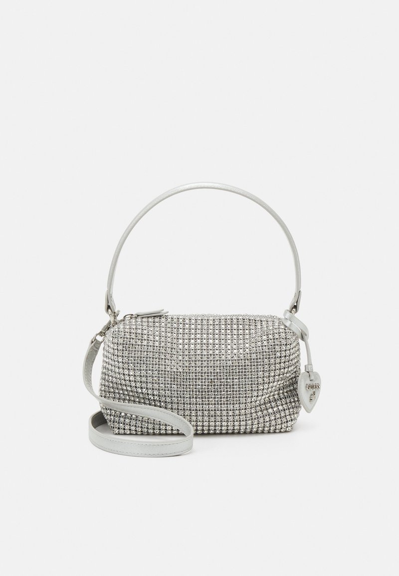 Petit sac à main argenté couvert de strass avec une poignée courte et une longue bandoulière amovible, avec une étiquette en forme de cœur.