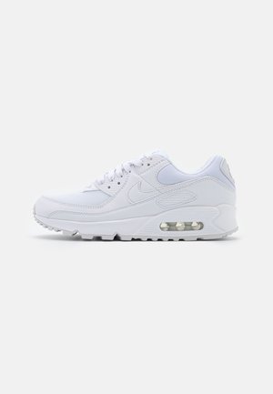 Bílá teniska Nike Air Max s texturovaným svrškem, síťovanými panely, šněrováním, viditelným vzduchovým polstrováním v podrážce a gumovou podešví.