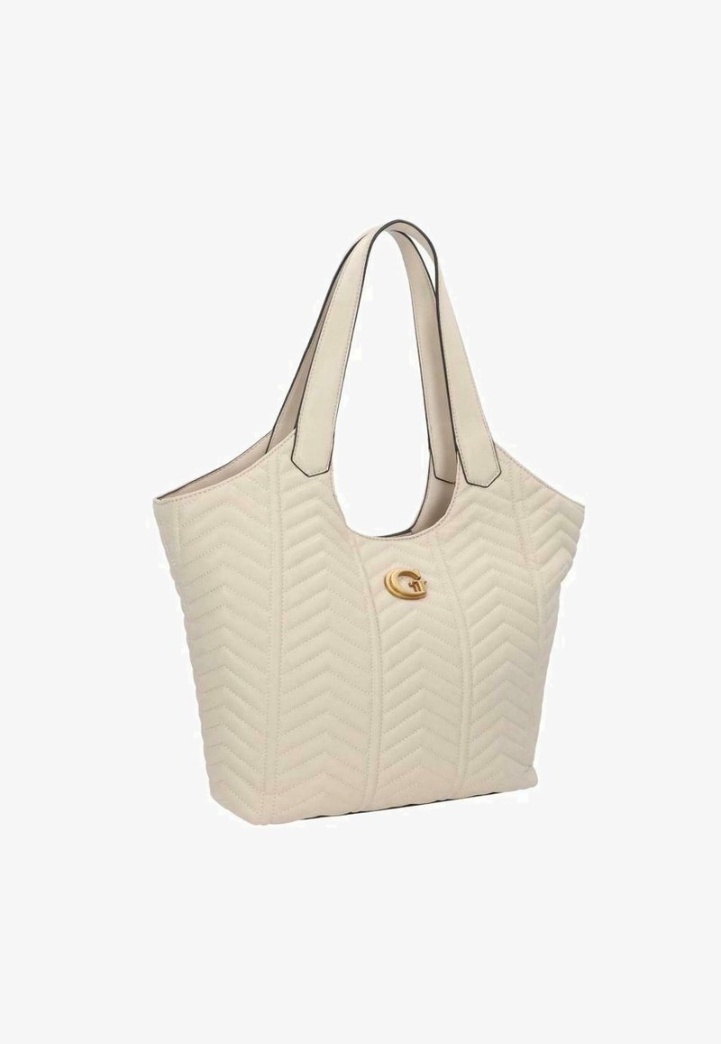 Bolso tote acolchado en color beige con ribetes negros contrastantes, que presenta un acento de logo dorado y un patrón de chevron en la parte frontal, diseñado para llevar al hombro.