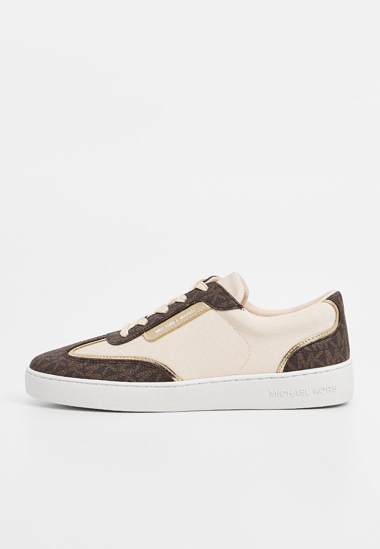 Baskets avec une tige en toile crème et des accents à motifs marron, dotées d'une semelle blanche et de détails en matériel doré.