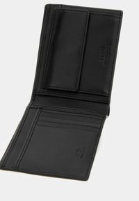 Portafoglio in pelle nera con più slot per carte, una tasca trasparente per l'ID e cuciture minime. Presenta una texture liscia e una marcatura in rilievo.