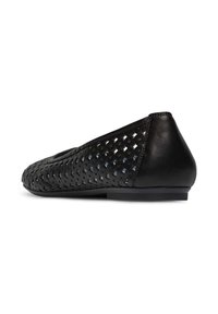 Ballerines en cuir perforé noir avec un petit talon. Dotées d'un bout arrondi et d'une surface texturée avec des découpes en forme de losange. Arrière lisse.