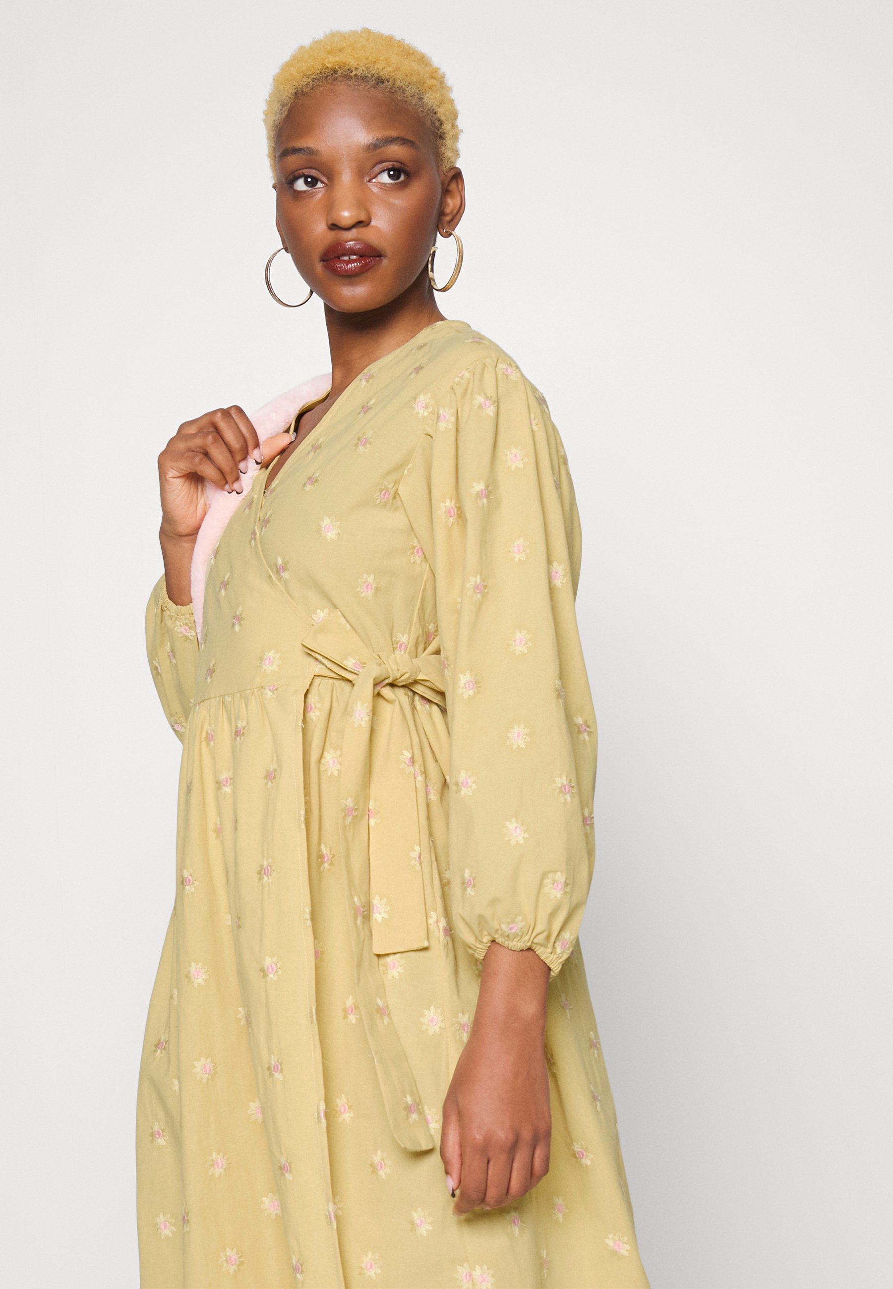 Object Petite OBJTAMMY DRESS - Freizeitkleid - light yellow/hellgelb -  Zalando.de