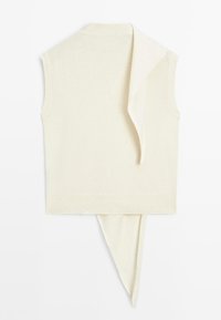 Haut en maille crème sans manches avec longue écharpe attachée tombant de l'épaule et de l'ourlet inférieur, présenté à plat sur fond blanc.