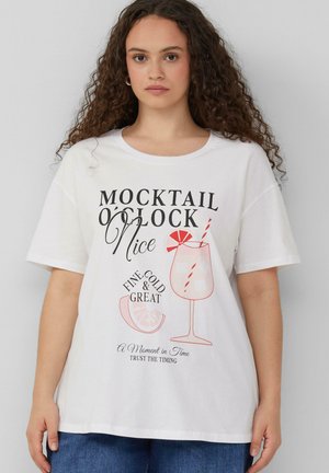 Witte katoenen t-shirt met korte mouwen, voorzien van een grafische print van een cocktailglas, tekst en oranje accenten. Ronde halslijn, relaxte pasvorm.