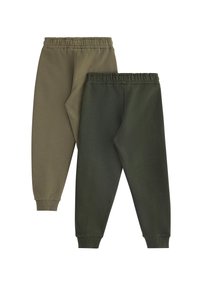 Δύο ζευγάρια παντελόνια jogging σε διαφορετικές αποχρώσεις του πράσινου. Τα υλικά φαίνονται μαλακά με ελαστικές ζώνες μέσης και μανσέτες. Χωρίς ορατά σχέδια.