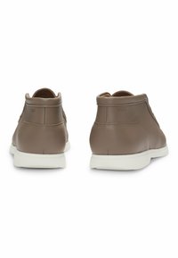 Scarpe high-top in pelle marrone con finitura tessurizzata, suole in gomma bianca e design minimalista. Nessun marchio o decorazione visibile.