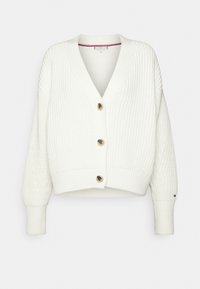 Bílý pletený kardigan s hlubokým výstřihem do V, třemi velkými knoflíky, žebrovanými rukávy a zkráceným střihem s texturovaným vzorem.