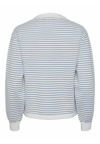 Sweter w paski na białym tle z niebieskimi poziomymi paskami. Ma prążkowany kołnierz, mankiety i luźny krój. Wykonany z fakturowanej dzianiny.