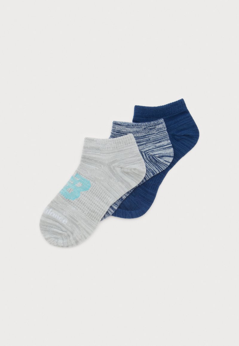 Drei Paar Knöchelsocken: ein graues Paar mit blauem Logo, ein blaues Paar mit marmoriertem Muster und ein einfarbig dunkles blaues Paar. Aus weichem Stoff gefertigt.