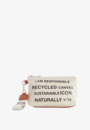 Pochette in tela riciclata con zip, di colore crema. La parte anteriore presenta un testo nero in grassetto. Accenti marroni sul cinturino da polso e sul fondo.