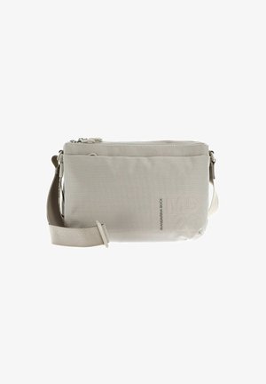 Sac à épaule en tissu gris clair avec fermeture éclair, forme rectangulaire plate, sangle réglable et détail de logo embossé sur le côté.