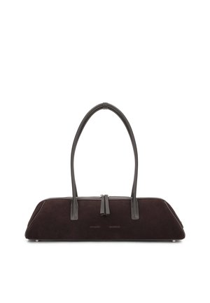 Long sac à main brun foncé avec deux poignées hautes, une fermeture éclair en haut et une forme rectangulaire fine et élégante.