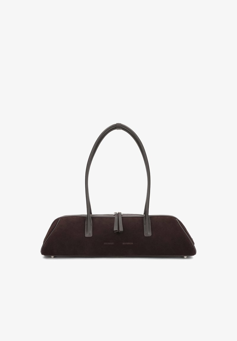 Long sac à main brun foncé avec deux poignées hautes, une fermeture éclair en haut et une forme rectangulaire fine et élégante.