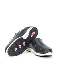 Marineblauwe leren instap schoenen met lichtere stiksels, rubberen zool en rode accenten op de hiel; rondt een teenontwerp en een gestructureerd oppervlak.