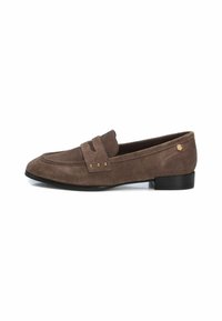Mocasines de ante marrón con punta redondeada, correa decorativa y acentos dorados, con un tacón bajo y una parte superior texturizada.