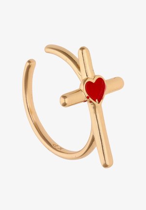 Kultainen avoin sormus, jossa on risti ja pieni punainen sydän keskellä valkoisella taustalla.