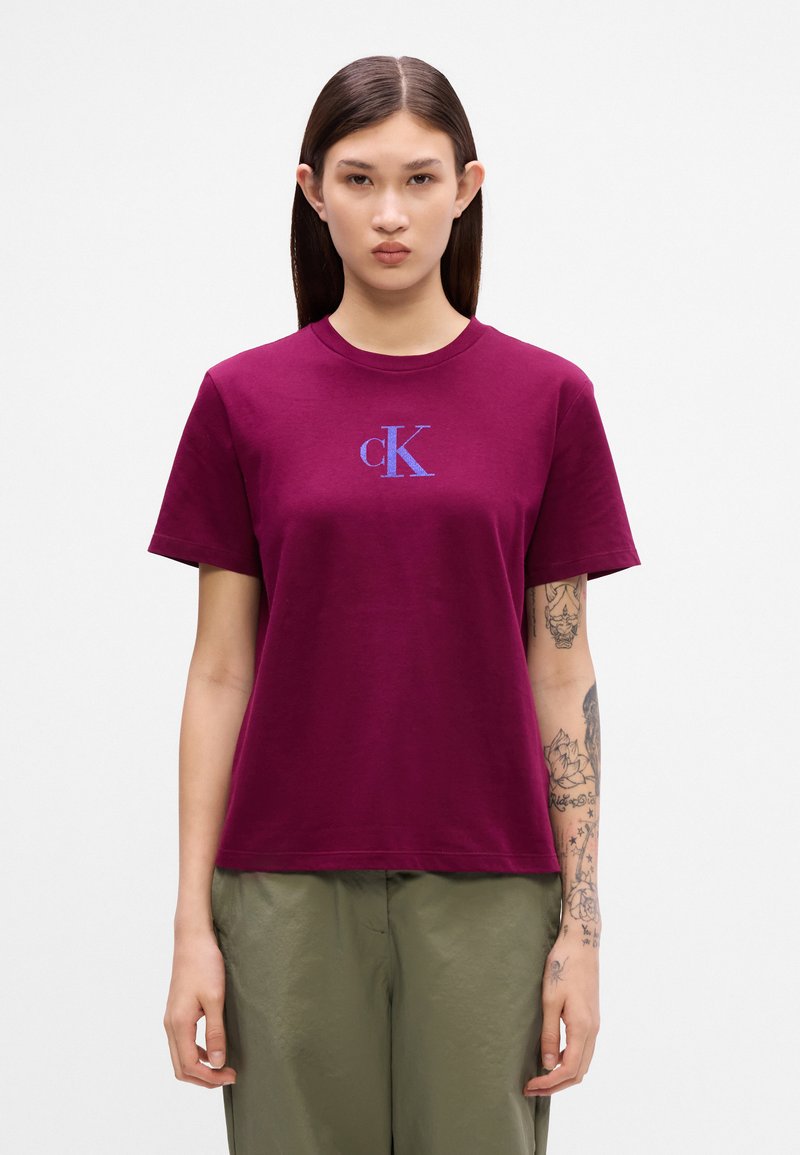 Calvin Klein Jeans CLASSIC TEE Print T-shirt berry glaze