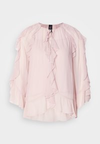 Vaaleanpunainen sifonkiblusa, jossa on röyhelöitä hihoissa ja kaula-aukossa, solmimisliitos kauluksessa ja väljä malli.