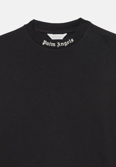 Μαύρο t-shirt με στρογγυλή λαιμόκοψη και μικρό λευκό κείμενο "Palm Angels" τυπωμένο μέσα στον γιακά, κάτω από την ετικέτα στην περιοχή του λαιμού.