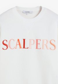 Sudadera blanca con "SCALPERS" bordado de forma destacada en tonos degradados de rojo a rosa. Presenta un cuello de canalé y una textura suave.