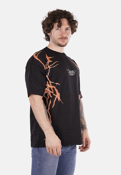 T-shirt nera a maniche corte con grafiche di fulmini arancioni sulle maniche e un piccolo logo sul petto. Materiale morbido, vestibilità rilassata.