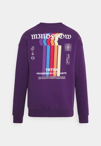 Felpa viola con maniche lunghe. Il design grafico sul retro presenta profili sovrapposti di vari colori, testo e forme geometriche.