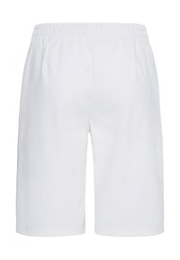 Shorts blancs unis à taille élastique, vus de dos, avec un tissu simple et lisse et une coupe à hauteur des genoux.